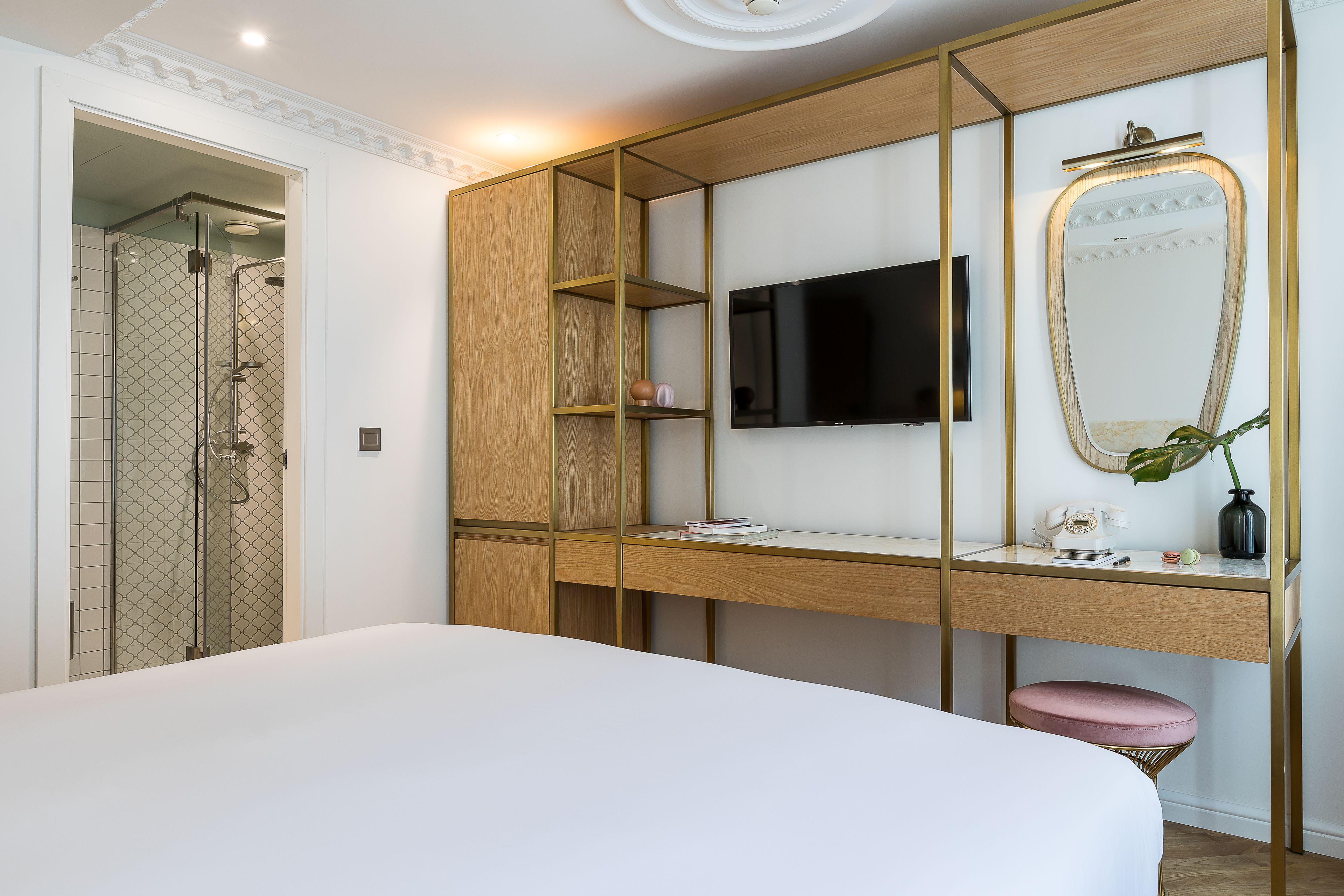 Rose Bourbon 3* Paris