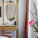 Rose Bourbon 3* Paris